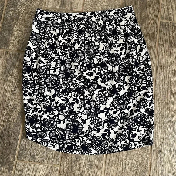 The Limited stretch wrap mini skirt White w/ navy floral print Women’s size 10 - Picture 11 of 13